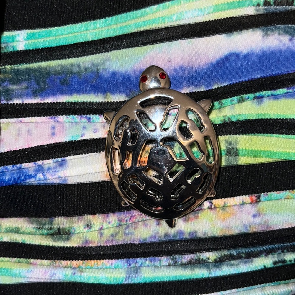 New Fashion Brooch Turtle Red Rhinestone Eyes Open Greek Key Cut Out Silver Tone